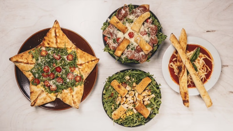 Italská kuchyně — čerstvé saláty a těstoviny